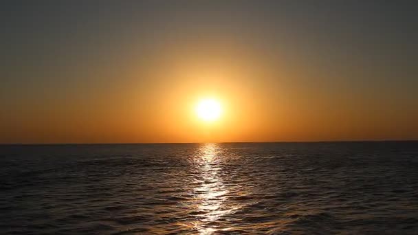 Coucher de soleil avec nuages sur la mer — Video