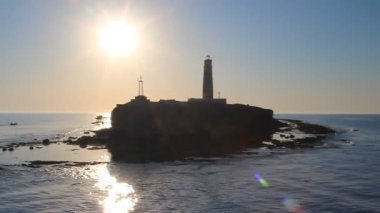Deniz feneri ile dramatik günbatımı