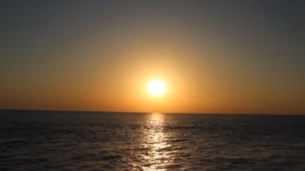 Beau coucher de soleil sur la plage, couleurs étonnantes — Video