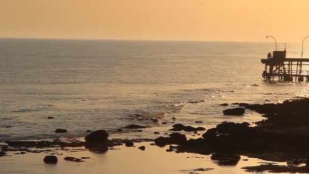 Deniz suyu ve günbatımı üzerinde eski iskele — Stok video