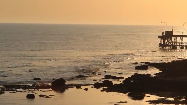 Água do mar e cais velho no por do sol — Vídeo de Stock