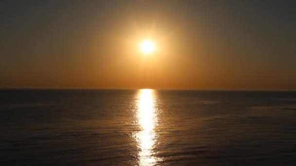 Schöner Sonnenaufgang über dem Meer — Stockvideo