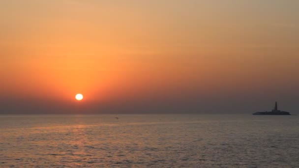 Faro con puesta de sol dramática — Vídeo de stock