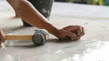 Seramik döşeme, döşeme ve inşaat ustası.