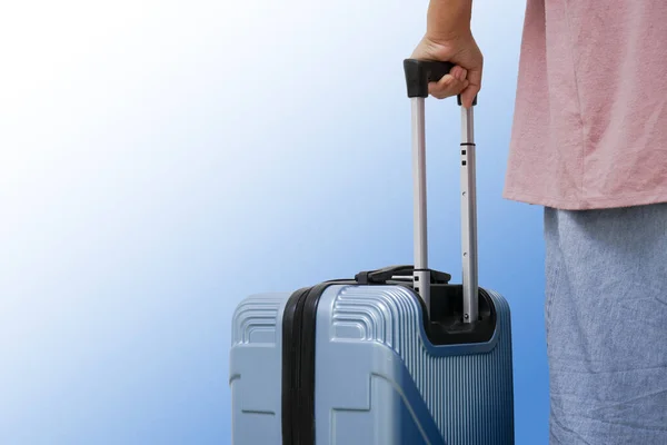 スーツケースを持って歩く旅行者の女性 — ストック写真