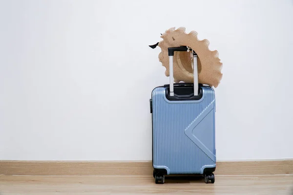 Bolsa Viaje Con Ruedas Sombrero Paja Sobre Fondo Pared Blanco —  Fotos de Stock