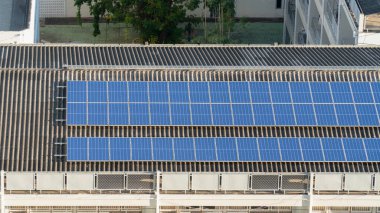 3 Şubat 2022, Suan Dok Hastanesi, Chiang Mai, Tayland 'da yüksek açılı bina. Güneş panelleri kuruluyor. Temiz enerji..