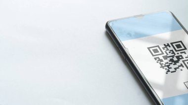 Ödemek için QR kodunu taramak için telefonu kullanıyor. Para transferi için telefon kullanma ya da nakit olmadan internet üzerinden para ödeme kavramı..