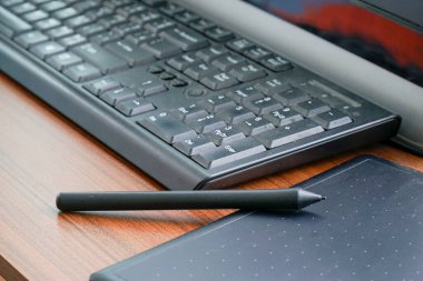 Ofis masasında stilus kalemle dijital tablet