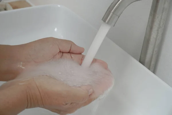 Vrouwen Wassen Hun Handen — Stockfoto