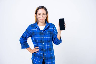 Akıllı telefonu tutan kadın beyaz arkaplanda izole edildi.