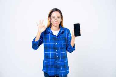 Akıllı telefonu tutan kadın beyaz arkaplanda izole edildi.