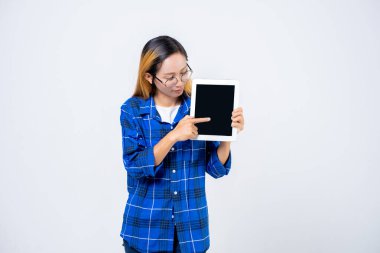 Tableti tutan kadın beyaz arkaplanda izole edildi.