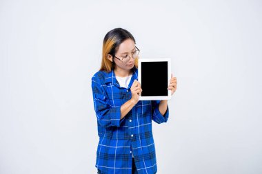 Tableti tutan kadın beyaz arkaplanda izole edildi.