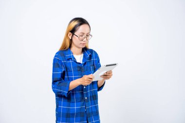 Tableti tutan kadın beyaz arkaplanda izole edildi.