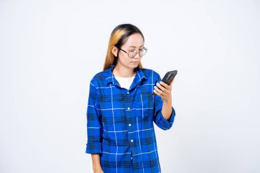 Akıllı telefonu tutan kadın beyaz arkaplanda izole edildi.