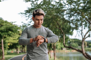 Aktif sağlıklı yaşam tarzı uygunluğu. Dışarıda spor antrenmanı. Sporcu eğitim koşusu egzersizi