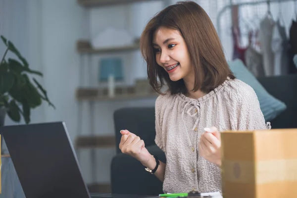 Young Attractive Beautiful Female Entrepreneur Fund Borrower Crazy Joyful Ecstatic — Fotografia de Stock