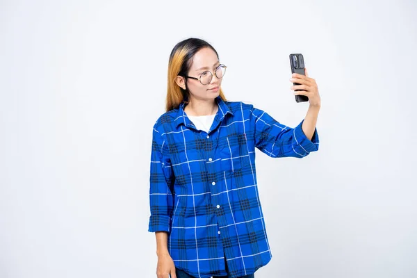 Woman Holding Smartphone Isolate White Background — Stockfoto