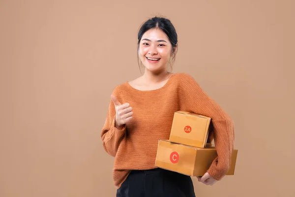 Delivery Courier Shipping Service Concept Happy Asian Woman Holding Package — Stock fotografie