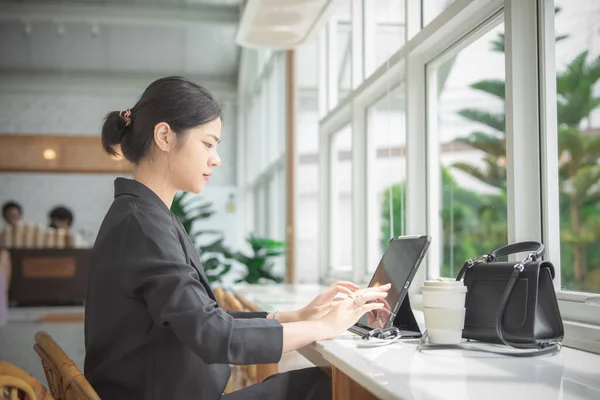 Asian Woman Working Tablet Coffee Shop Happiness She Typing Tablet — Fotografia de Stock