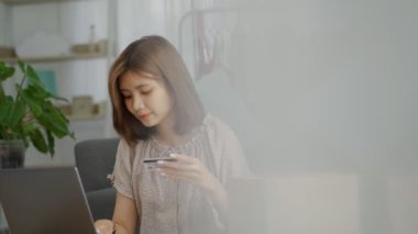 İş yerinde dizüstü bilgisayar kullanan, internetteki kadın girişimci paket kutuları hazırlayan, ekommerce postasını kontrol eden çevrimiçi perakende satış ve ticaret mağazası siparişi teslimat deposunda yerine getirildi..
