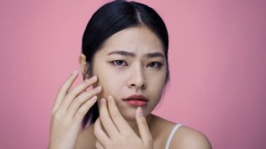 Mutlu olmayan milenyum bayanı cilt hastalığından memnun değil, profesyonel cilt bakımı ürünleri veya kozmetolog buluşması düşünüyor..