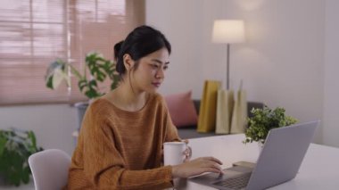 Dizüstü bilgisayar kullanan genç Asyalı kadınlar satın alma emri alıyorlar ve yerel ofislerdeki stok işlerini kontrol ediyorlar. Küçük işletme sahibi, çevrimiçi pazar teslimatı, yaşam tarzı serbest konsepti.