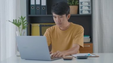 Evde çalışan Asyalı bir adam, evde serbest çalışan biri. telekonferans çevrimiçi.