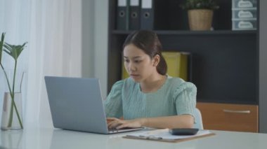Evde çalışan Asyalı kadın, evde serbest çalışan kadın konsepti. telekonferans çevrimiçi.