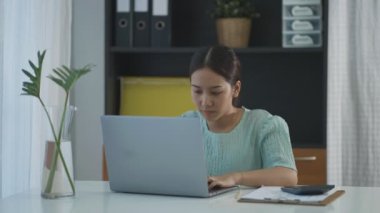 Evde çalışan Asyalı kadın, evde serbest çalışan kadın konsepti. telekonferans çevrimiçi.