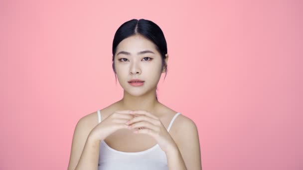 Close Beauty Shot Beautiful Asian Girl Looking Camera Isolated Pink — Vídeo de Stock