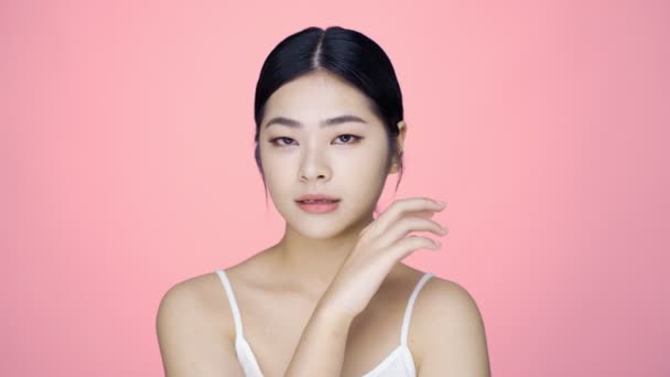 Close Beauty Shot Beautiful Asian Girl Looking Camera Isolated Pink — Vídeo de Stock