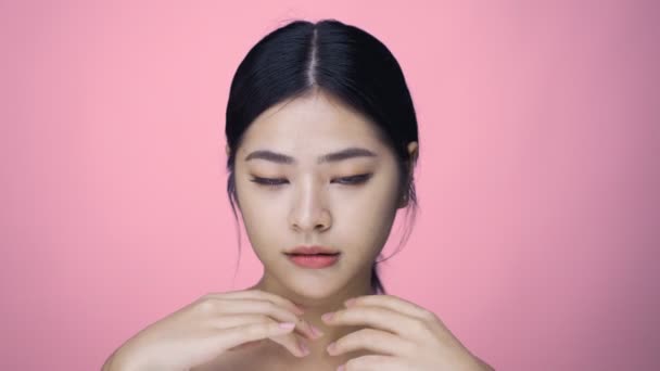 Close Beauty Shot Beautiful Asian Girl Looking Camera Isolated Pink — Vídeo de stock
