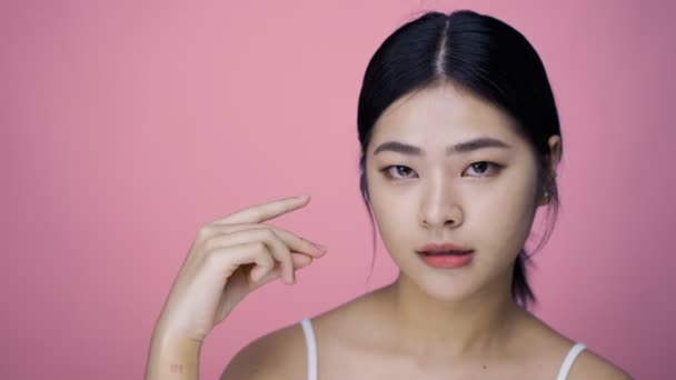 Close Beauty Shot Beautiful Asian Girl Looking Camera Isolated Pink — Wideo stockowe