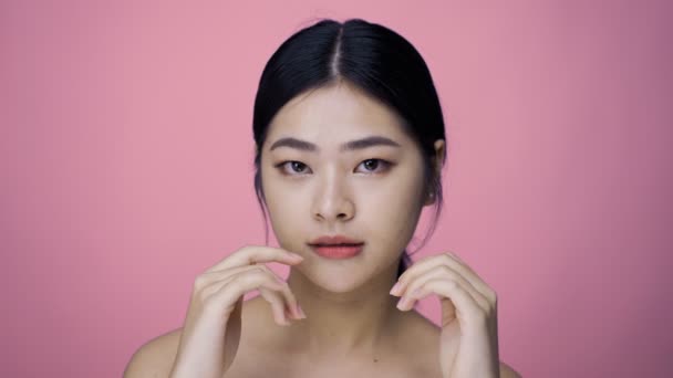 Genç Güzel Asyalı Bir Kadının Mükemmel Güzelliği Yüzüne Parmak Uçlarıyla — Stok video