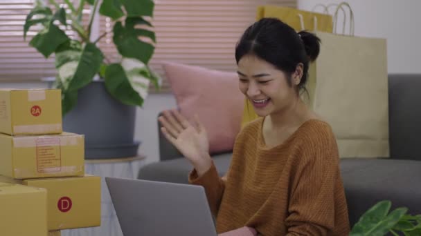 Young Asia Women Using Laptop Receiving Purchase Order Check Product — Vídeo de stock