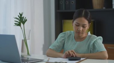 Evde çalışan Asyalı kadın, evde serbest çalışan kadın konsepti. telekonferans çevrimiçi.