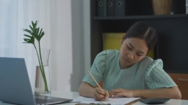 Evde çalışan Asyalı kadın, evde serbest çalışan kadın konsepti. telekonferans çevrimiçi.