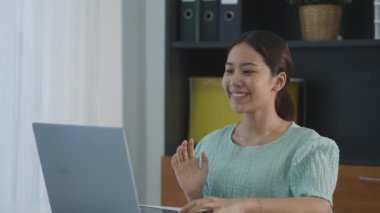 Evde çalışan Asyalı kadın, evde serbest çalışan kadın konsepti. telekonferans çevrimiçi.