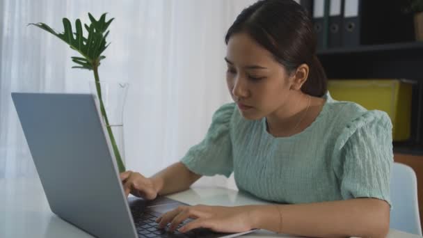 Ofiste Işten Dolayı Stres Hisseden Asyalı Bir Kadın Ofiste Çalışan — Stok video