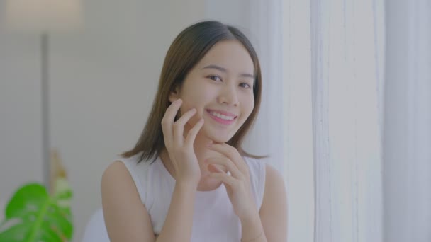 Closeup Portrait Smiling Young Beautiful Asian Woman Looking Mirror Touching — Wideo stockowe