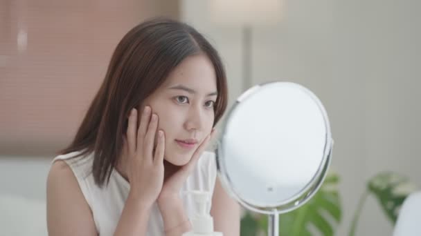 Closeup Portrait Smiling Young Beautiful Asian Woman Looking Mirror Touching — Wideo stockowe