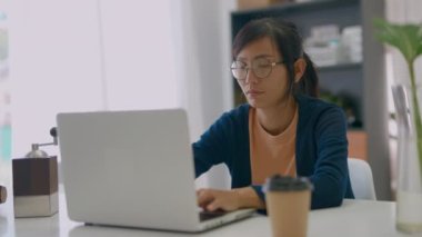 Evde çalışan Asyalı kadın, evde serbest çalışan kadın konsepti. telekonferans çevrimiçi.