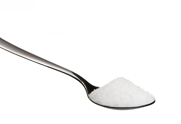 Tuz, üzerinde beyaz zemin üzerine izole bir çay kaşığı şeker — Stok fotoğraf