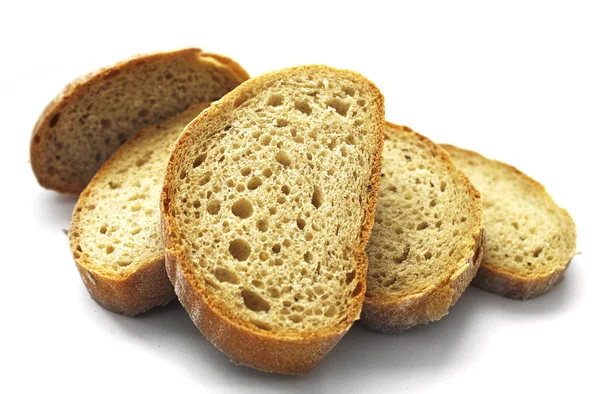 Здоровые ломтики хлеба отрубей с овсянкой на белом фоне — стоковое фото