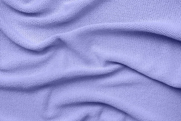 Цвет года 2022 очень peri. Текстура вязанного свитера крупным планом. Модный мягкий абстрактный фон. — стоковое фото