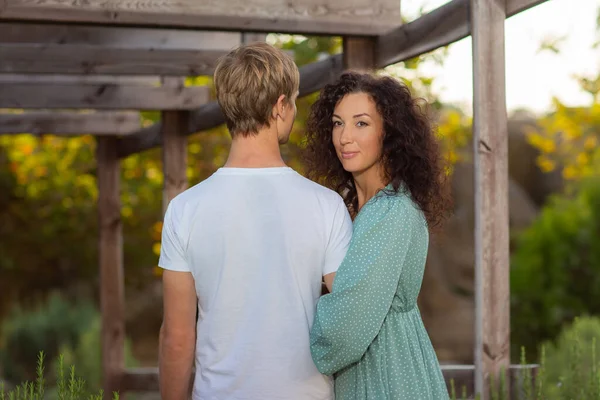 Junges romantisches Paar küsst und umarmt sich bei Sonnenuntergang. Konzept Liebe und Glück. — Stockfoto