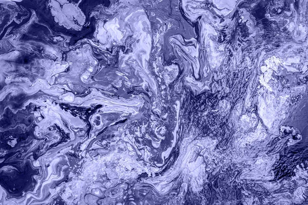 2022 'nin moda rengi Çok Peri. Akrilik Sıvı Sanatı. Soyut mor okyanusun yağlı boya arka planı.