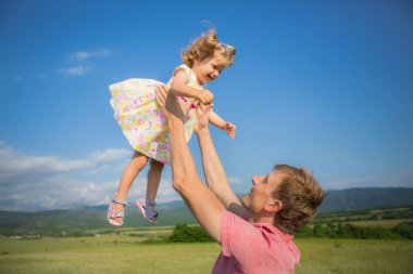 Mutlu baba ve çocuk dışarıda oynuyorlar..